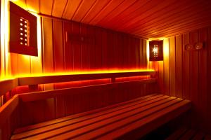 a sauna with a bench and a light in it at Hotel Galion in Gdańsk