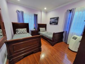 Postel nebo postele na pokoji v ubytování 3 bedroom guest suite first floor unit with nice patio area right next to the MrC Hotel 10 minutes from Rodeo Drive Washer Dryer WIFI and more