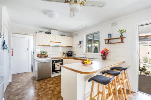 Køkken eller tekøkken på 24 Surfers Ave