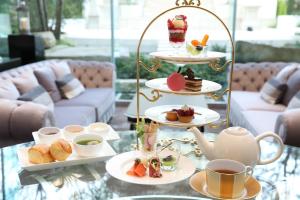 un vassoio di tè pomeridiano su un tavolo con dolci di The Strings Hotel Nagoya a Nagoya