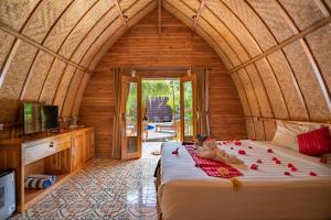 Voodi või voodid majutusasutuse Taman Bidadari Eco Wellness toas +37 fotot