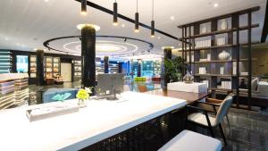 济南沃德酒店济南泉城广场大明湖店的一个带水槽的厨房和一间餐厅