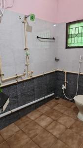 TallākulamにあるHoliday Home Madurai Bharathi Nagar - FFのシャワーとトイレ付きのバスルーム +10枚の写真