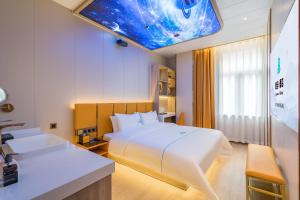 Letto o letti in una camera di Dequan Luxury Hotel National Exhibition Center Wangjing Bridge Branch The subway is right outside the door Coffee, fruits, snacks, a gym and a laundry room are provided for free in the lobby