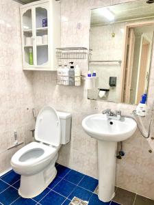 un baño con inodoro y lavabo en Rise and Shine, Seoul, en Seúl