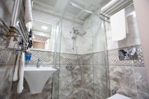 A bathroom at Prusias Otel
