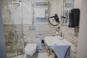 A bathroom at Prusias Otel Még 37 kép