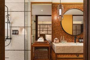 Hotel Indigo Bintan Lagoi Beach by IHG的一间浴室