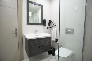 A bathroom at Prusias Otel