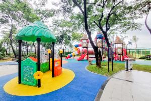 ein Spielplatz in einem Park mit einer Rutsche in der Unterkunft Best Choice and Cozy Studio Sky House BSD Apartment By Travelio in Tangerang