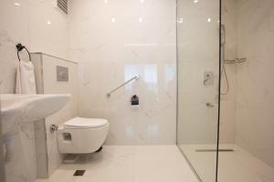 A bathroom at Prusias Otel