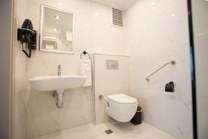 A bathroom at Prusias Otel