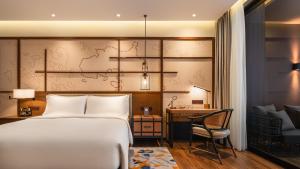 Hotel Indigo Bintan Lagoi Beach by IHG客房内的一张或多张床位