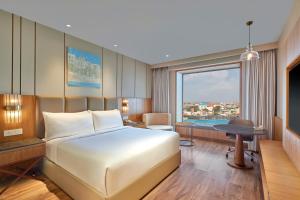 Postel nebo postele na pokoji v ubytování Doubletree By Hilton Varanasi