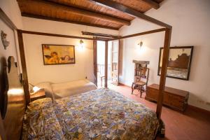 sypialnia z łóżkiem w pokoju w obiekcie Bilocale Mandralisca w Cefalù