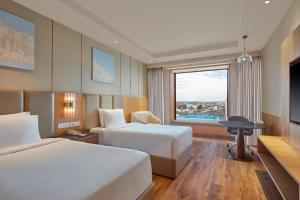 Postel nebo postele na pokoji v ubytování Doubletree By Hilton Varanasi