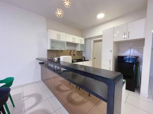Η κουζίνα ή μικρή κουζίνα στο Setiawalk Premier Suite Puchong - 7pax 2R2B