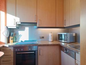 Kuchyň nebo kuchyňský kout v ubytování 2-Raum FeWo Hermelin - Hallenbad & Sauna