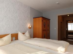 Postel nebo postele na pokoji v ubytování 2-Raum FeWo Hermelin - Hallenbad & Sauna + 5 fotografií