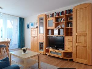 TV a/nebo společenská místnost v ubytování 2-Raum FeWo Hermelin - Hallenbad & Sauna