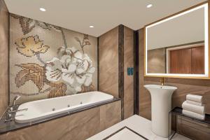 Koupelna v ubytování Doubletree By Hilton Varanasi