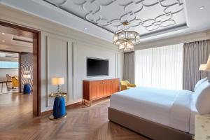 Postel nebo postele na pokoji v ubytování Doubletree By Hilton Varanasi