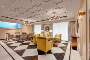 Posezení v ubytování Doubletree By Hilton Varanasi