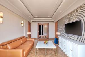 TV a/nebo společenská místnost v ubytování Doubletree By Hilton Varanasi
