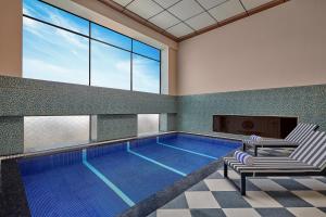 Bazén v ubytování Doubletree By Hilton Varanasi nebo v jeho okolí