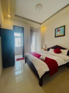 Postel nebo postele na pokoji v ubytování Conico Hotel at Dalat