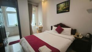 Postel nebo postele na pokoji v ubytování Conico Hotel at Dalat