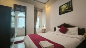 Postel nebo postele na pokoji v ubytování Conico Hotel at Dalat