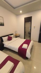 Postel nebo postele na pokoji v ubytování Conico Hotel at Dalat