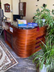 a firearma counter in a room with plants at Khách Sạn Sapphire in Gò Công +14 photos