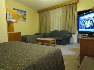 TV a/nebo společenská místnost v ubytování Glenelg Motel