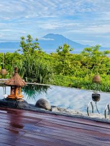 einem Wasserpool mit einer kleinen Laterne in der Mitte in der Unterkunft Penida Bambu Green Suites in Nusa Penida