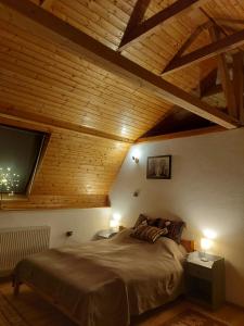 Posteľ alebo postele v izbe v ubytovaní Attila-Apartman Budaörs