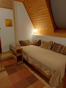 Posteľ alebo postele v izbe v ubytovaní Attila-Apartman Budaörs