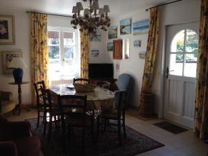 a dining room with a table and chairs at le petit clos in Baugé-en-Anjou