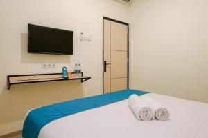 Postel nebo postele na pokoji v ubytování Sans Hotel Beskalan Malioboro