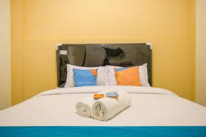 Postel nebo postele na pokoji v ubytování Sans Hotel Beskalan Malioboro
