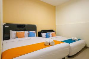 Postel nebo postele na pokoji v ubytování Sans Hotel Beskalan Malioboro