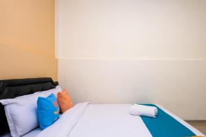 Postel nebo postele na pokoji v ubytování Sans Hotel Beskalan Malioboro