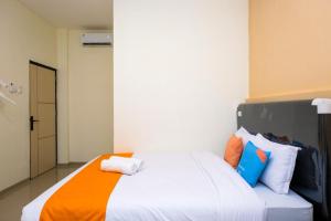 Postel nebo postele na pokoji v ubytování Sans Hotel Beskalan Malioboro