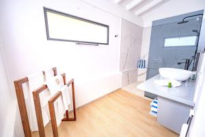 泰尔斯贝斯delightful vacation Villa Crystal St Martin的一间白色浴室，配有洗手池和镜子。