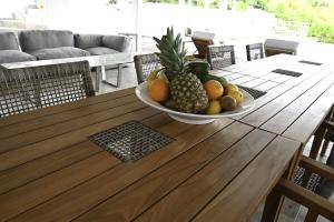 泰尔斯贝斯delightful vacation Villa Crystal St Martin的木桌旁的水果碗