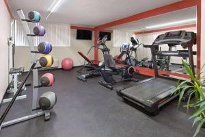 Spordikeskus ja/või sportimisvõimalused majutusasutuses Ramada by Wyndham Parsippany