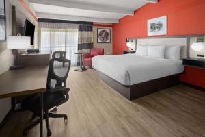 Postel nebo postele na pokoji v ubytování Ramada by Wyndham Parsippany