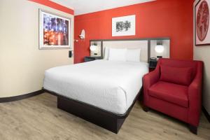Voodi või voodid majutusasutuse Ramada by Wyndham Parsippany toas