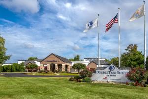 Κήπος έξω από το DoubleTree Suites by Hilton Mount Laurel